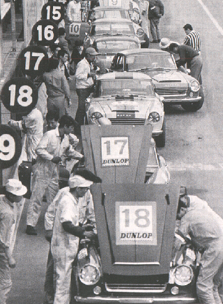1967 - a scene from the pits